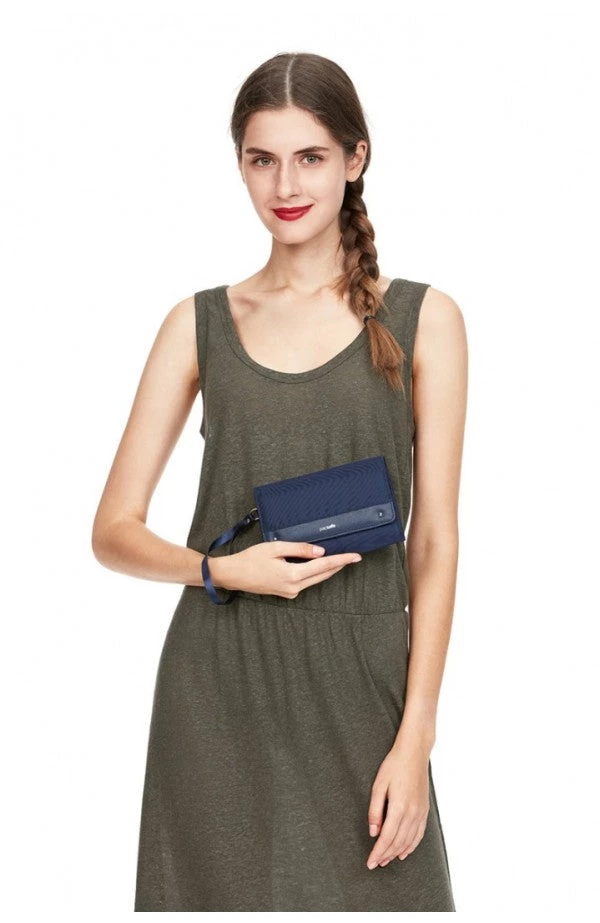 Travel Pacsafe RFIDsafe Clutch Wallet